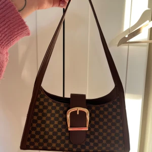 Liten handväska  - Supergullig handväska. Aldrig använd.