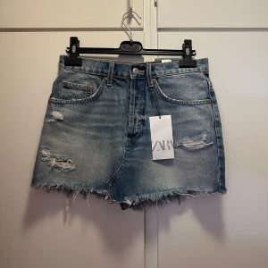 Blå jeanskjol - En kort jättesnygg jeanskjol från zara som jag säljer sp jag beställde två storlekar och glömde skicka tillbaka denna, den är alltså helt ny och oanvänd med lappen kvar