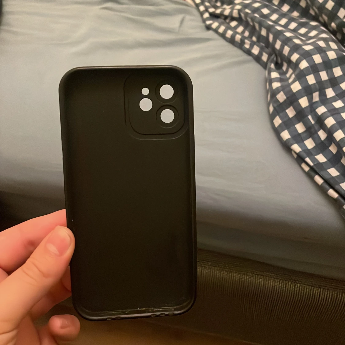 Svart och beige mobilskal med vågigt mönster. Till en ipohne 12 - 90