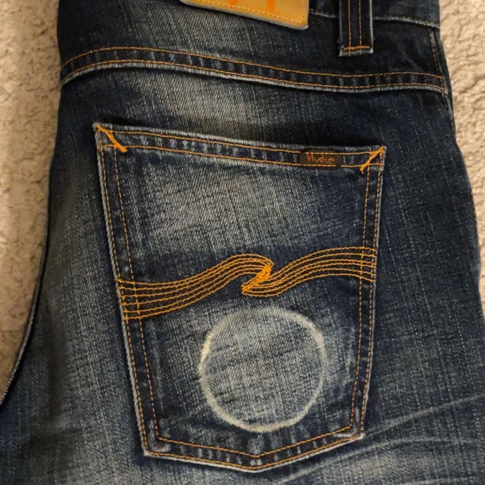 Säljer ett par snygga sällsynta blå jeans från Nudie Jeans i storlek 32/34, sitter som straight eller regular fit. De är i helt nyskick! Pris går att diskutera. Skriv för tydligare bilder på hela jeansen. Jeans & Byxor.