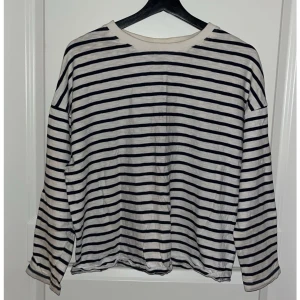 Randig långärmad tröja från KappAhl - Säljer en superfin randig tröja från KappAhl i storlek M. Den är svart och vit med långa ärmar, perfekt för både vår och höst. Tröjan är i bra skick och passar till alla tillfällen. Den har små sminkfläckar vid kragen men det går bort i tvätten och såklart tvättas den innan den skickas iväg! Säljer då den inte kommer till användning längre💞