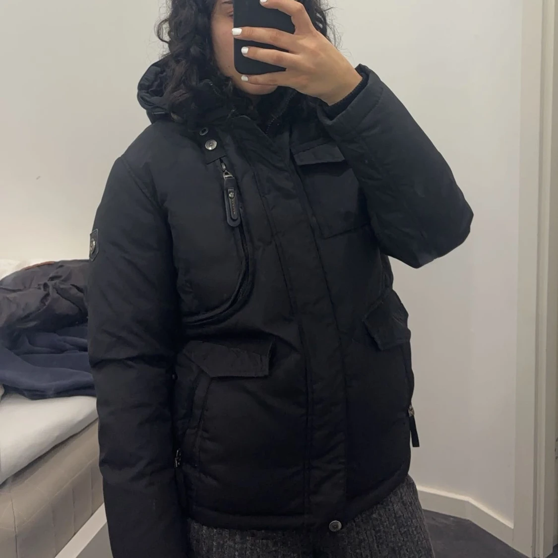 Svart vinterjacka med pälsdetalj - 90