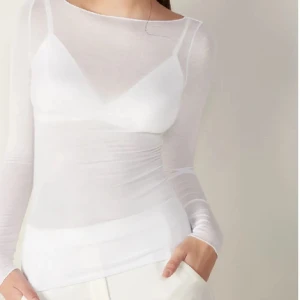 Vit transparent långärmad topp - Säljer en stilren och modern vit transparent topp med långa ärmar. Från intmissmi! 