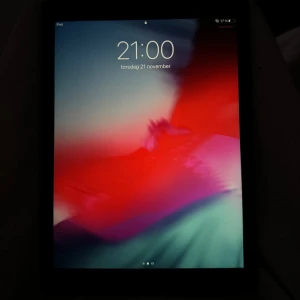 ipad Air  - Säljer min Ipad Air ( med knapp ) stod i paddan att den heter så, vet inte om det är rätt namn 😅 fungerar bra, lite sämre batterikapacitet men den fungerar utmärkt, lite segare bara då det är av en äldre modell! ☺️