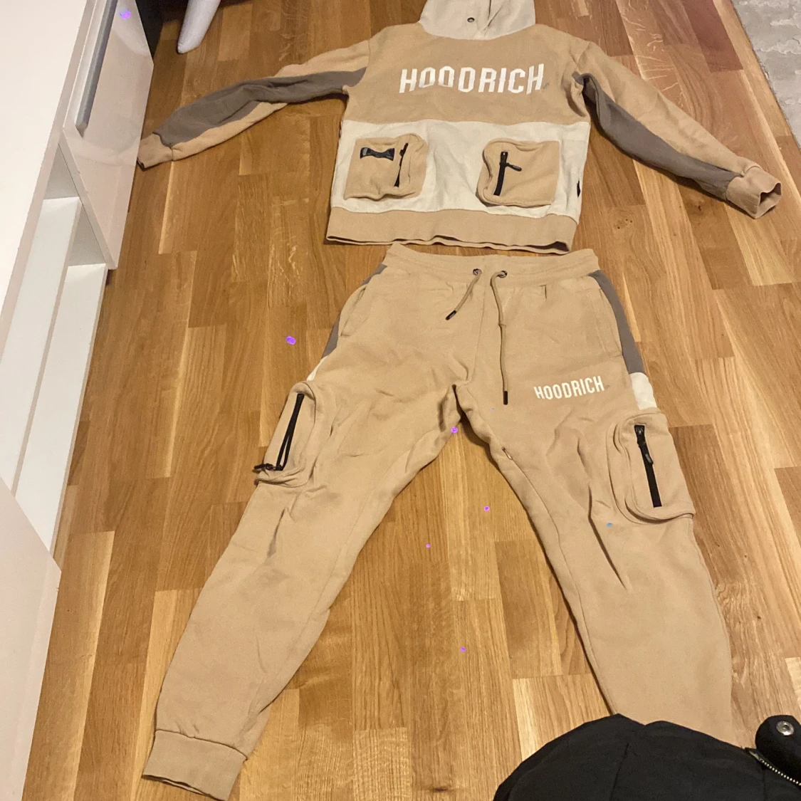 Beige och brun hoodie från Hoodrich - 90