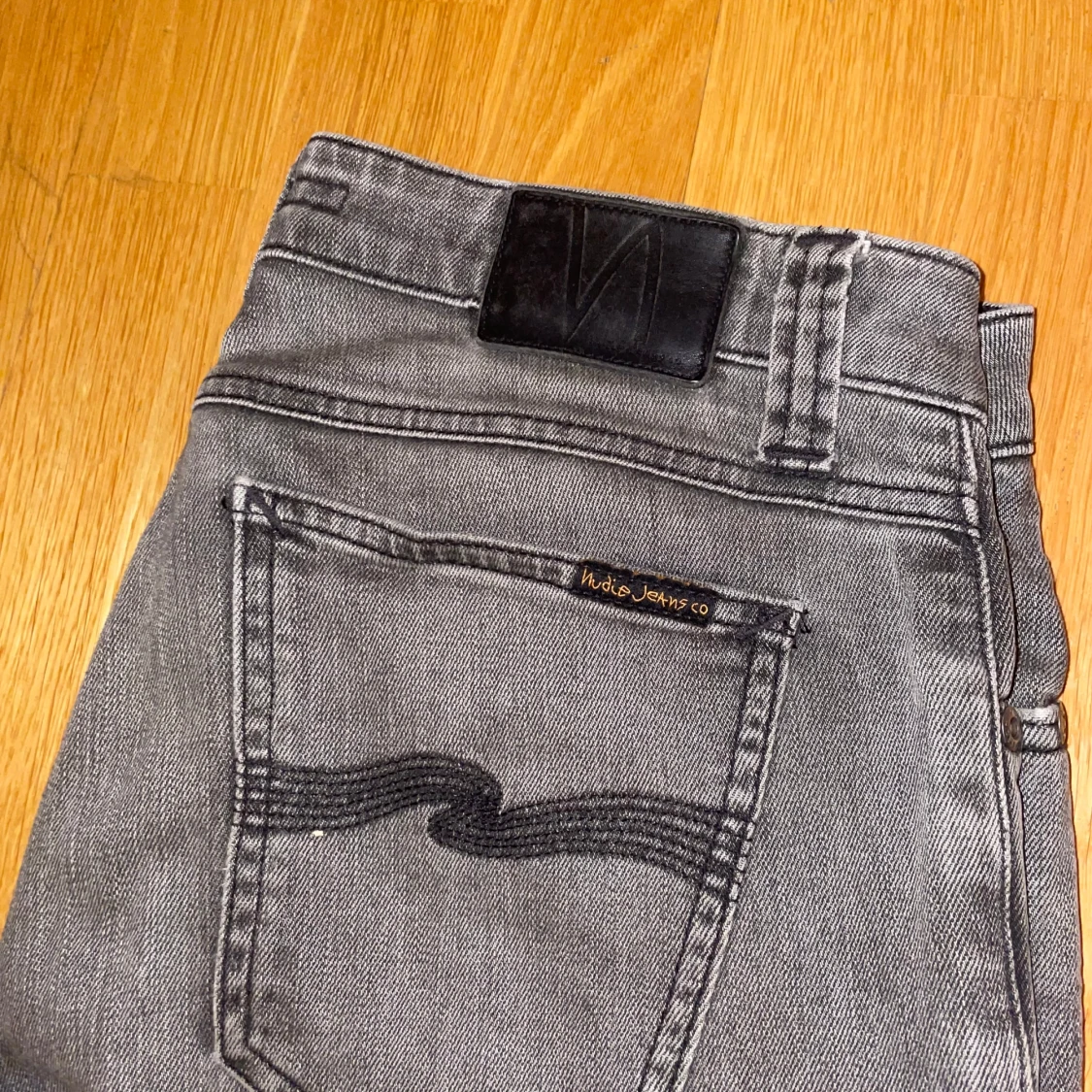 Grå jeans från Nudie Jeans - 90