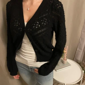 INDISKA Svart stickad kofta - För snygg kofta från indiska!!! Säljer då jag rensar ur min garderob. Passar till allt och är skönaste💗