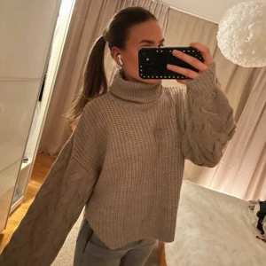 Beige stickad polotröja från Vila - Använd  endast använd två gånger. Passar nagon med normal storlek S/M/L💓💝