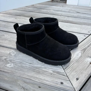 Svarta boots i mocka - Svarta vinter skor🩷 Använda 2 gånger. De är i mycket bra skick och har en mysig, fodrad insida som håller fötterna varma. Perfekta för höst och vinter! De har en robust sula som ger bra grepp. Passar till både vardag och lite mer uppklädda tillfällen.