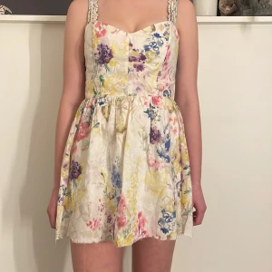 Blommig sommarklänning - Söt sommarklänning i linne, lite kort där bak