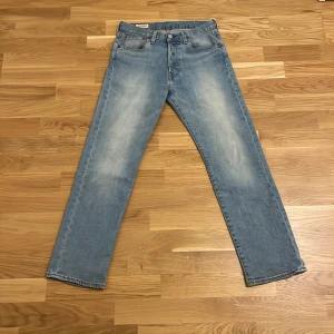 Levi's 501 jeans i ljusblå tvätt - Säljer ett par klassiska Levi's 501 jeans i ljusblå tvätt. De har en straight passform och är i mycket bra skick. Perfekta för både vardag och fest! 🕺