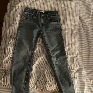 Levi's 510 Skinny Jeans - Säljer ett par Levi's 510 skinny jeans i blå denim. De är i bra skick och har en snygg skinny passform som sitter tajt. Perfekta för både vardag och fest! 🕺