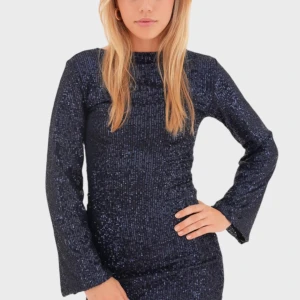 Mörkblå glittrig klänning - Säljer en superfin mörkblå klänning med paljetter. Har utsvängda ärmar och passar jätte bra för nyår! 💗Klänningen är i bra skick, använd 1 gång men har en lös tråd på vänster sida (om man har på sig) vid midjan. Första 2 bilderna är inte mina‼️‼️.