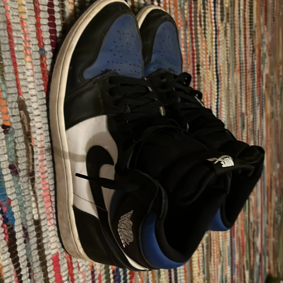 Nike Air Jordans i svart, blå och vit - 92