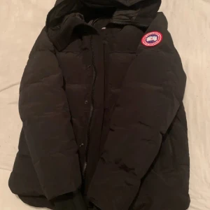 Canada goose macmillian parka red label  - Tjenixen! Vintern närmar sig och detta är det perfekta alternativet. Nu säljer jag en Canada goose jacka i strl S/M. Som ny & fräsch, Jätte bekväm jacka i helhet. För mer info angående pass form hör av dig. Inget kvitto tyvär, hör av dig vid intresse!  