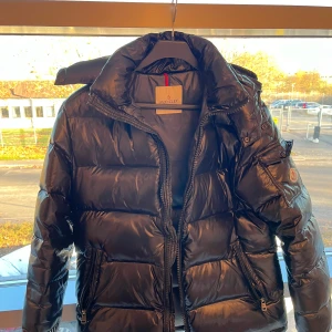 Moncler maya - Moncler maya svart storlek 2, använd 1 vinter så är i bra skick. Är 183cm och den sitter perfekt. Säljer pga att ja är sugen på en ny vinterjacka. Skicka för fler bilder eller annat