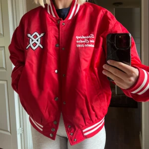 Röd bomberjacka från Daily Paper - Säljer en i princip oanvänd ”Massom” bomberjacka från Daily Paper i storlek M.      Nypris 250€. Köparen står för frakt.