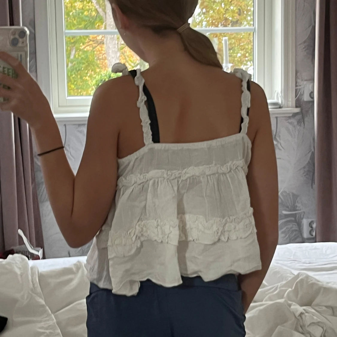 Vit topp med volangdetaljer - 90