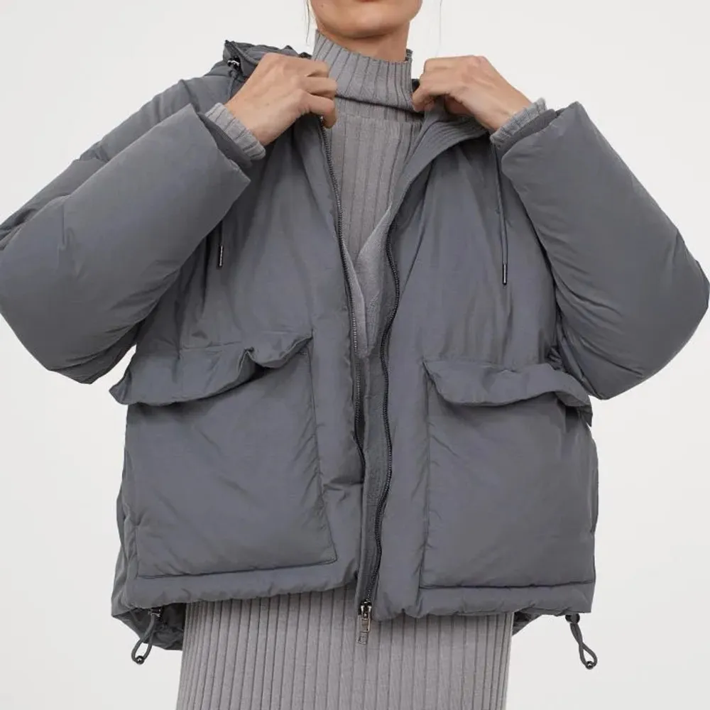 Säljer varm och gosig pufferjacka från H&M, storlek S. Finns tecken på användning men fint skick. Har stora fickor, luva som går att dra åt, går även att dra åt resår nertill på jackan. Har muddar i ärmarna. Fyllning: 80% dun, 20% fjäder.. Takit.