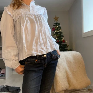 Supergullig blå blus från Lindex🥰 - Supergulligblus från Lindex säljes. Blusen är i gott skick och är i storleken 13-14 år. Jag är 167 ifall det är intressant🥸 På undersidan av ena ärmen är dock en fläck men inget man tänker på (se sista bild)🩵