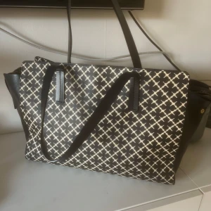Malene Birger väska  - Snygg väska från Malene Birger! Stor och rymlig, får plats med det mesta✨Använd men i fint skick, hel och fin! Postas ej, finns i Göteborg❤️  
