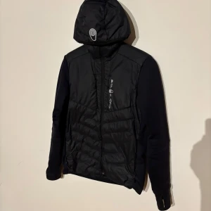 Sail Racing Cardigan  - Säljer en svart cardigan från Sail Racing i storlek S. Perfekt året runt. Nypris 3299kr