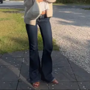 Snygga mörkblå bootcut jeans i mycket bra skick.Perfekta för både vardag och fest! 