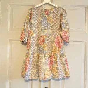 Blommig klänning  - Blommig klänning sydd av reclaimed textil med vintage knapp   Passar small/medium   Bröst, 106cm 