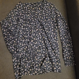 Blommig långärmad blus från KappAhl - Säljer en superfin blommig blus från KappAhl i storlek 38. Tunt material, lätt genomskinlig. Den har fyra små söta knappar upptill och söt resår i ärmsluten. 