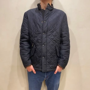 Barbour Jacka - Hej! Säljer nu min jacka från märket Barbour, storlek M. bra skick modellen är 184cm och väger 70kg . Tveka inte på att höra av dig om du har frågor eller funderingar kring jackan!