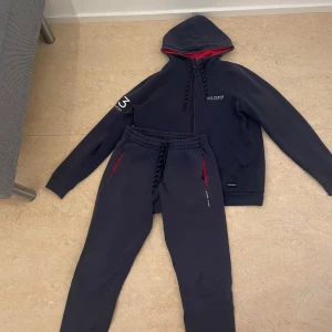 Mörkblå hoodie från Race Marine - Säljer en snygg mörkblå hoodie från Race Marine Den har en dragkedja framtill och en huva med röd insida. Använd cirka 8 gånger. Perfekt för kyliga dagar eller som en casual look. Passar både till vardags och träning. Koftan är i storlek M och byxan i storlek S. Såklart går det att köp dessa separat också. ABS! Pris går att diskutera.