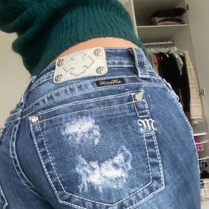 Miss me jeans - Lågmidjade bootcut miss me jeans. Midjemåttet (tvärsöver) är 40cm och innerbenslängden är 81cm. Jeansen passar mig perfekt som är 168cm💕