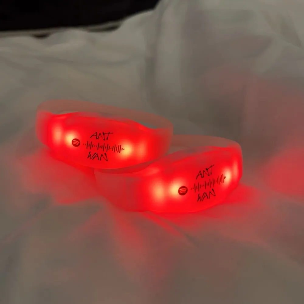 Säljer exklusiva LED-armband från Antwan konserten. BLACK WEEK ERBJUDANDE!!! Endast 39kr/st eller billigare! Helt oanvända. Dra ut plastbiten och tryck på knappen för att byta färg ✨🌟💫⭐️. Accessoarer.