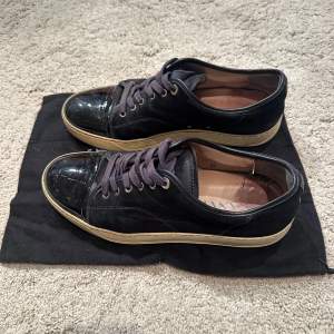 Lanvin cap toe sneakers. Storlek 9 motsvarar 42.5/43. Använda men finns liv kvar! Pris 1399kr nya modellen ingår dustbag!