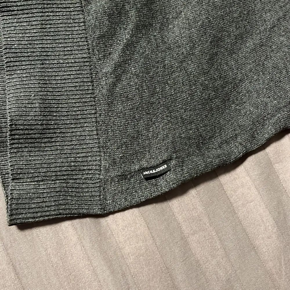 Säljer en stilren grå quarter zip tröja från Jack & Jones i mycket bra skick. Perfekt för både höst och vinter. Passar till både vardag och lite finare tillfällen. Pris kan diskuteras!. Tröjor & Koftor.