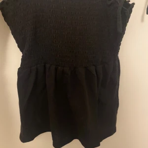 Svart topp - Säljer en svart jättefin tröja från only som är ribbad upptill och ”utsvängd” nertill endast använd ett fåtal gånger. Tröjan är i S men är stretchig så passar mindre och större storlekar❤️❤️