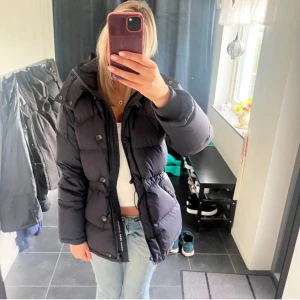 boomerang jacka - Säljer min jättefina boomerang jacka då jag köpt en annan vinterjacka. De två första bilderna är lånade. Den är brun/svart men jag tycker den ser svart ut. Storlek xxs men passar om man är 160 eller längre.💞 NYPRIS: 6000kr 