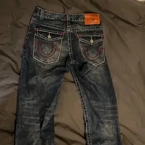 Rensar garderoben. säljer ett par True Religion jeans. storlek 32. bra skick.