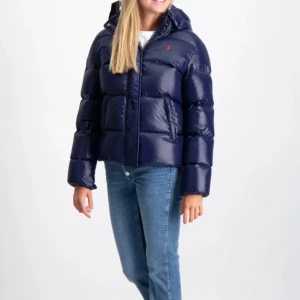 Mörkblå pufferjacka från Ralph Lauren - Säljer min ralph lauren jacka eftersom att den är för liten för mig nu. Den har använts i ett år men har inga fläckar etc. Det är barnstorlek men strlk 16 år, och passar mig som brukar ha XS i jacka!