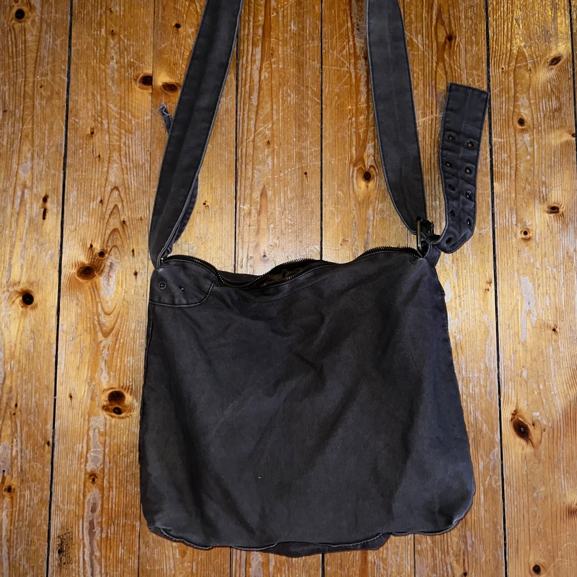 Brun axelväska med broderade blommor - 93