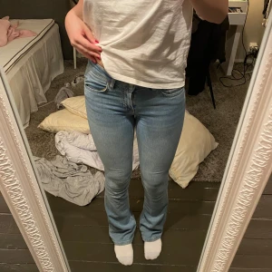 Lågmidjade jeans - Blåa lågmidjade jeans ifrån lager 157💖