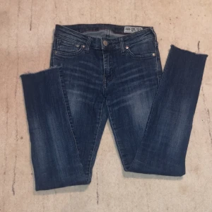 Mörkblå skinny jeans från Crocker - Säljer ett par mörkblå skinny jeans från Crocker i modellen PEP! Skinny. De är i bra skick och har en klassisk femficksdesign med knapp och dragkedja framtill. Perfekta för både vardag och fest! 🖤