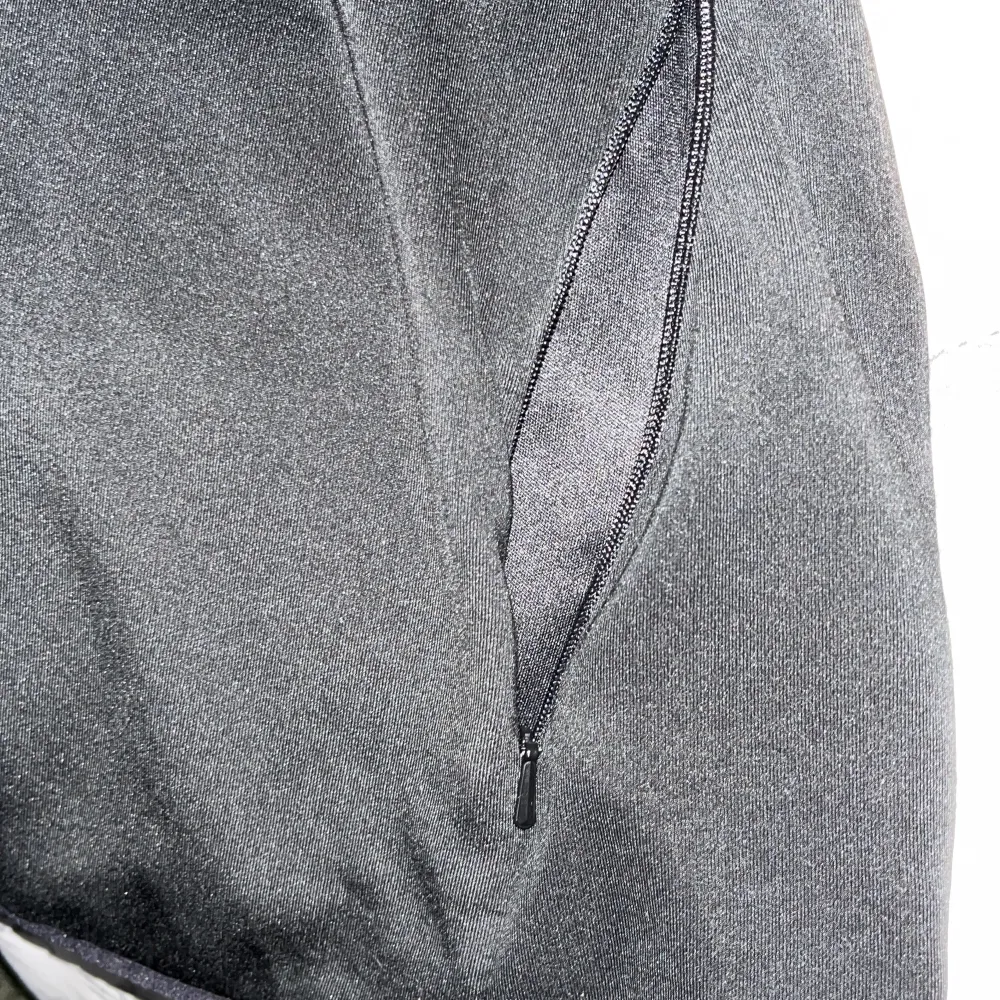 Säljer en svart träningsjacka från Adidas i mycket bra skick. Den har de klassiska tre vita ränderna längs ärmarna och en dragkedja framtill. Perfekt för träning eller som en casual vardagsjacka. Materialet är mjukt och bekvämt, vilket gör den idealisk för både inomhus och utomhusaktiviteter.. Takit.