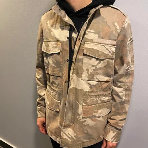 Zadig Voltaire field jacket - Säljer en sprillans ny overshirt jacka ifrån Zadig Voltaire för otroligt billigt pris! Perfekt nu till hösten/vintern. Modellen är 187cm och bär storlek L | Hör av er vid funderingar🌟//FashionGarderoben