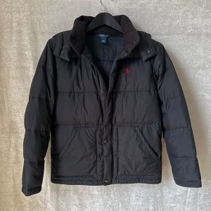 Ralph Lauren - Säljer nu denna riktigt feta Ralph Lauren jacka i fint skick, endast en liten knapp som inte funkar och är perfekt nu till vintern❄️ | Passform: storlek S | Kan mötas i Stockholm! | PRIS KAN DISKUTERAS! | Så om du är ute efter en riktigt härlig vinterjacka hör av dig eller om du har några funderingar eller behov av mer bilder👊🏼😊