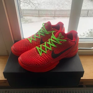 Kobe 6 reverse grinch - Kobe 6 reverse grinch, finns att hämta i Jönköping men kan även frakta i Sverige. Original kartong finns med och skorna är knappt använda inga synliga defekter. Alla frågor svaras det är bara att skriva. Pris är till viss del diskuterbart. Skriv för mer bilder