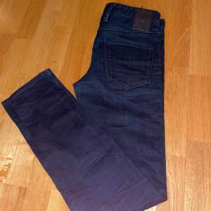 Säljer ett par mörkblåa jeans från Replay imycket bra skick. De har en slim passform, och är i storlek 30. Modellen heter anbass! Tveka inte på att höra av dig kring frågor. Med vänlig hälsning, SweStile!