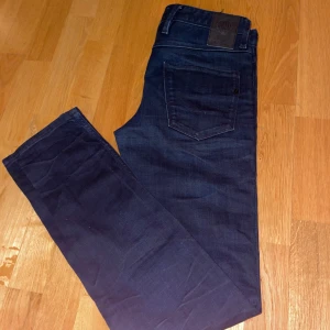 Replay Anbass  - Säljer ett par mörkblåa jeans från Replay imycket bra skick. De har en slim passform, och är i storlek 30. Modellen heter anbass! Tveka inte på att höra av dig kring frågor. Med vänlig hälsning, SweStile!