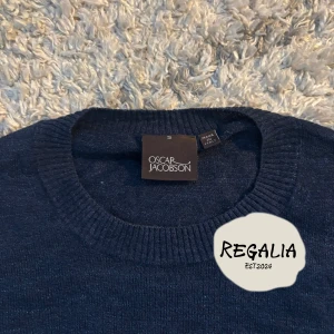 Oscar Jacobson Valter Roundneck - Säljer en stilren mörkblå tröja från Oscar Jacobson i storlek S. Perfekt för både höst och vinter med sin bekväma passform. Passar både till vardags och lite finare tillfällen. Nypris ligger runt 2000kr. Priset är inte hugget i sten 🪨 Skriv om du har några funderningar 😉