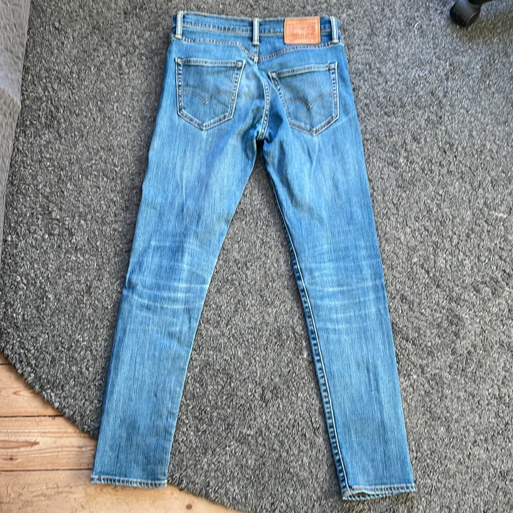 Säljer ett par klassiska blå jeans i bra skick. De har en snygg, något tvättad look och är i en slim passform. Perfekta för vardagsbruk och kan matchas med det mesta i garderoben. Passar både till sneakers och kängor. Levis modell 512 strl w 29 L 32. Jeans & Byxor.